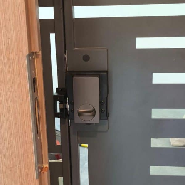 u100 gate lock back