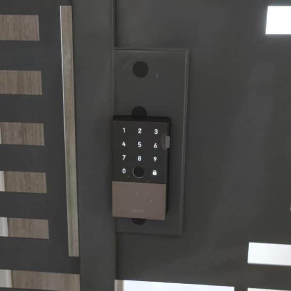 u100 gate lock front
