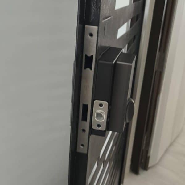 u100 gate lock side
