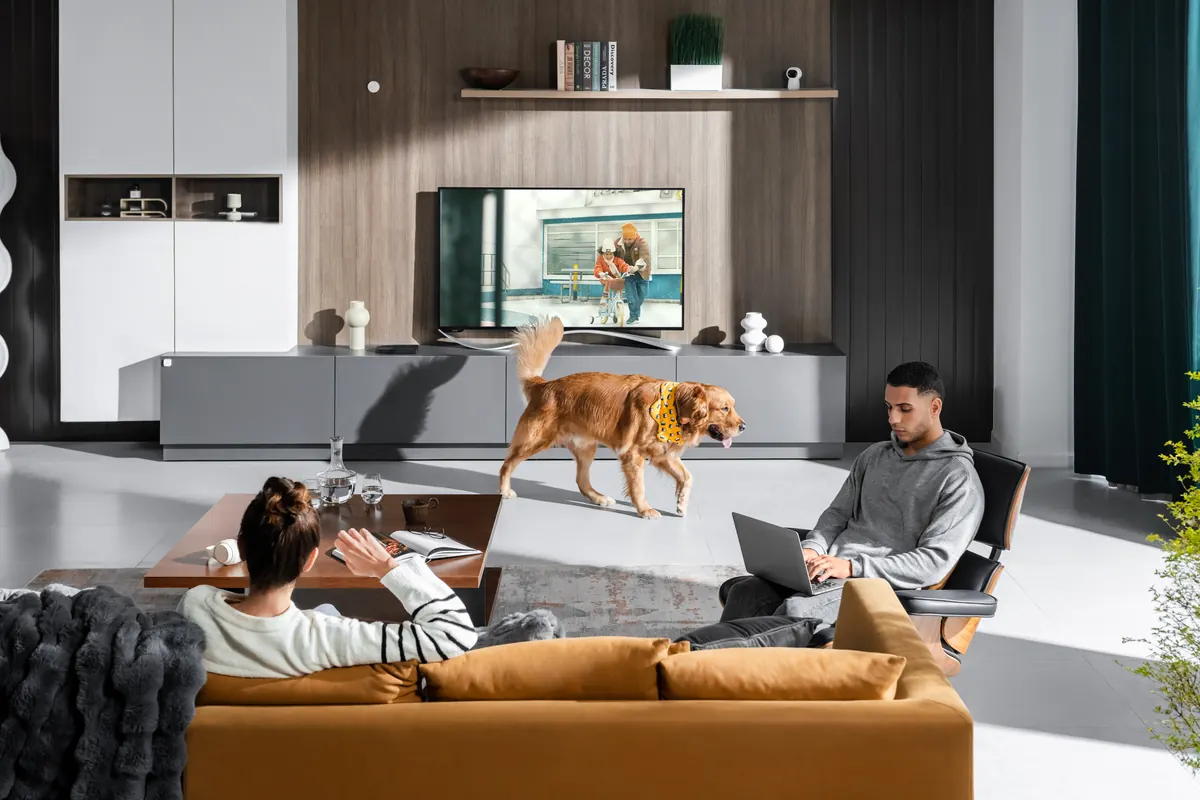 Living room with several people and a dog, covered by an Aqara Presence Sensor FP2