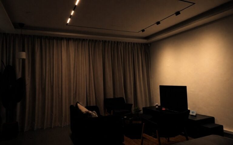 Living room arranged for an automated evening lighting scene