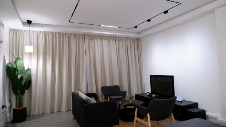 HomeSmart Gul showroom living room in a bright daytime lighting scene