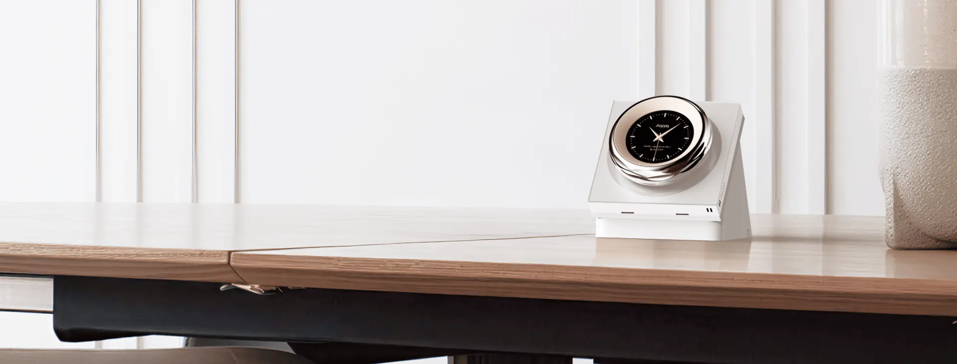 Aqara Touchscreen Dial V1 Desktop Version standing on a dining table